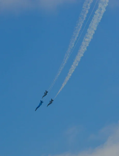 Aviones de combate volando para exhibición —  Fotos de Stock