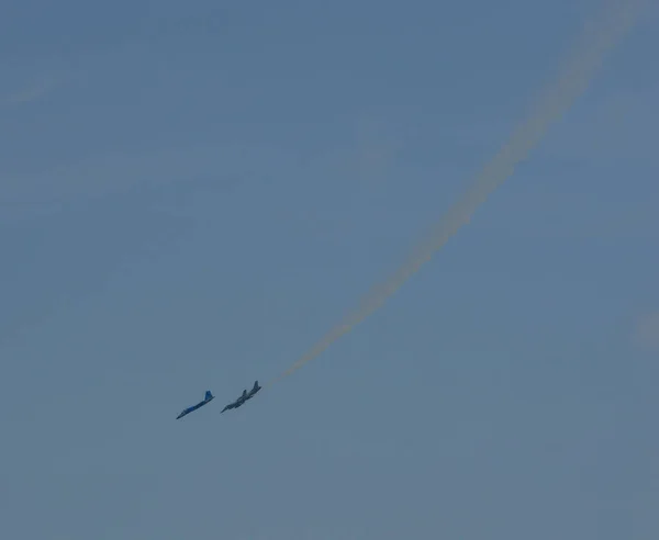 Samolot myśliwski latający na wyświetlaczu — Zdjęcie stockowe