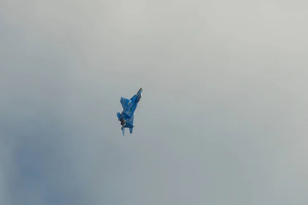 Stíhací letoun létající na displej — Stock fotografie