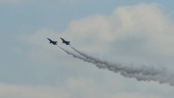 Aviones de combate volando para exhibición —  Fotos de Stock