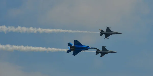 Aviones de combate volando para exhibición —  Fotos de Stock