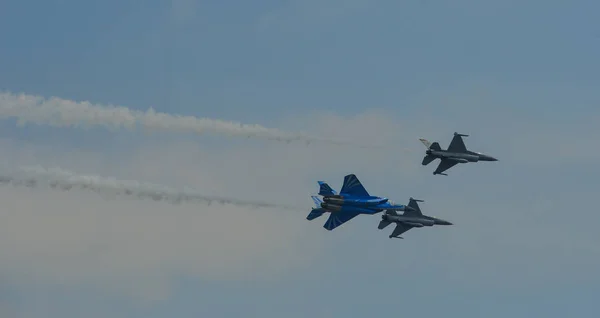 Aviones de combate volando para exhibición —  Fotos de Stock