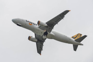 Gökyüzünde uçan yolcu uçağı 