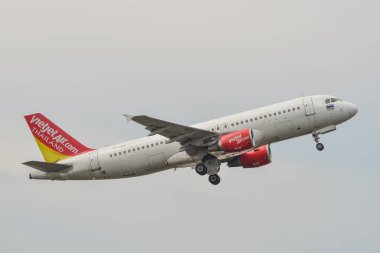 Gökyüzünde uçan yolcu uçağı 