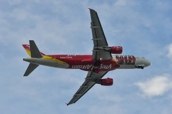 Avión de pasajeros volando en el cielo — Foto de Stock