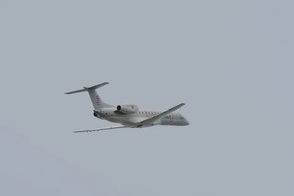 Avion de passagers volant dans le ciel — Photo