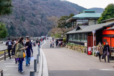 Eski şehirde yürüyen insanlar