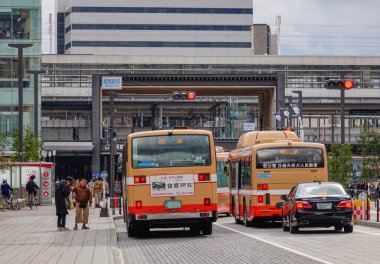 Arabalar Himeji, Japonya sokakta çalıştırmak