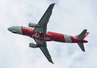 Gökyüzünde uçan yolcu uçağı 