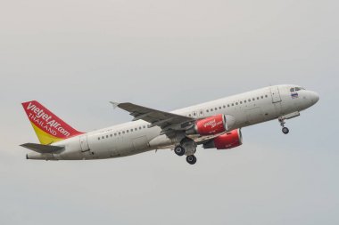 Gökyüzünde uçan yolcu uçağı 