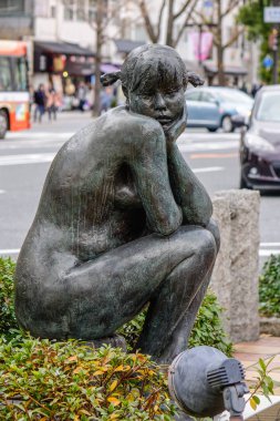 Sokaktaki bronz kadın heykeli 