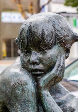 Sokaktaki bronz kadın heykeli 