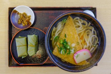 Öğle yemeği için suşi ile Udon erişte 