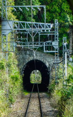 Osaka kırsalında raylar, Japonya 