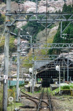 Osaka kırsalında raylar, Japonya 