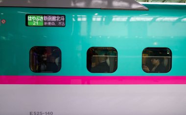 Shinkansen treni istasyonda durarak