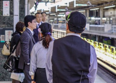 Shinkansen treni istasyonda durarak