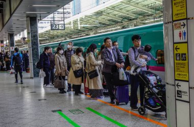 Shinkansen treni istasyonda durarak