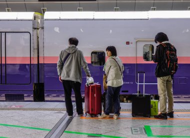 Shinkansen treni istasyonda durarak