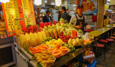 Gece pazarında yiyecek satışı