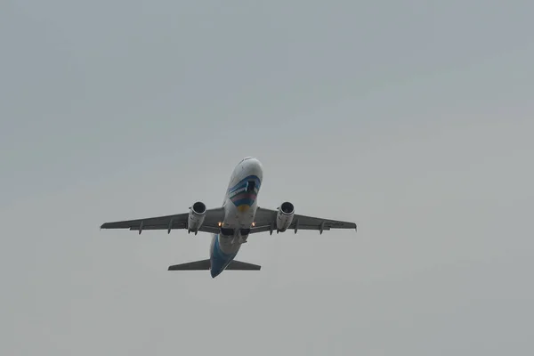 Пассажирский самолет, летящий в небе — стоковое фото