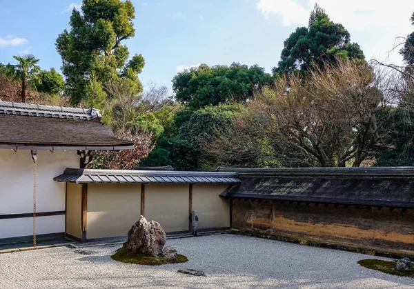Hermoso jardín de rocas en el Templo Ryoanji —  Fotos de Stock
