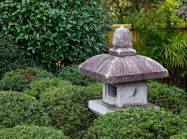 Lanterna de pedra japonesa no jardim zen — Fotografia de Stock