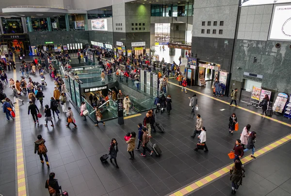 Lidé v Kyoto Station — Stock fotografie