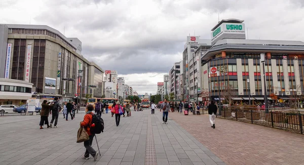 Gente caminando por la calle en Himeji, Japón — Foto de Stock