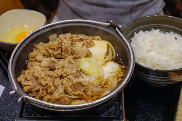 Tigela de Gyudon de arroz coberto com carne em fatias — Fotografia de Stock