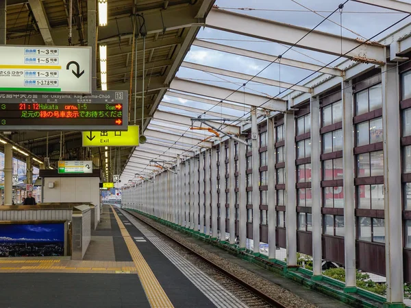 Himeji demiryolu platformu, Japonya — Stok fotoğraf