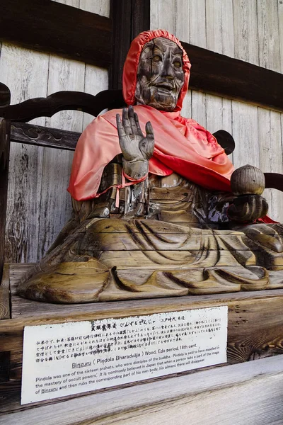 Antik Binzuru ahşap heykeli — Stok fotoğraf