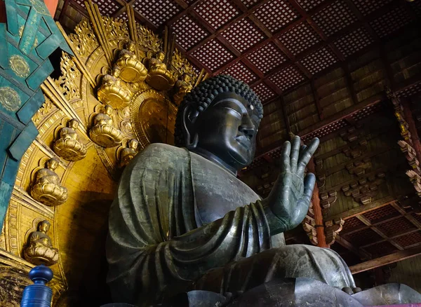 Grand Bouddha (Daibutsu) dans la pagode Todaiji — Photo