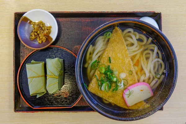 Öğle yemeği için suşi ile Udon erişte 