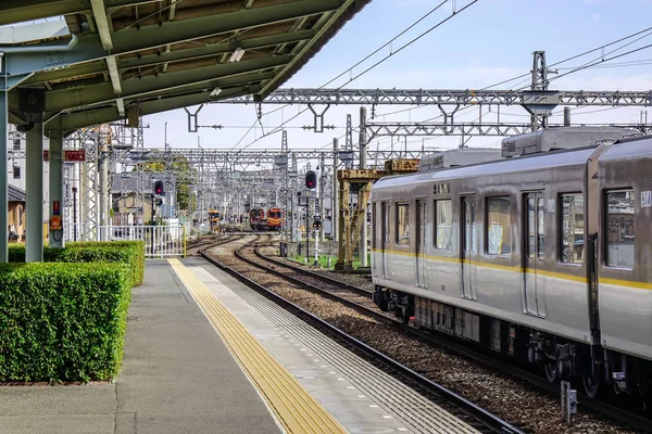 Um comboio local que chega à estação JR — Fotografia de Stock