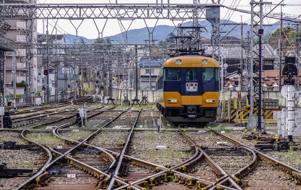 Jr駅に向かうローカル列車 — ストック写真