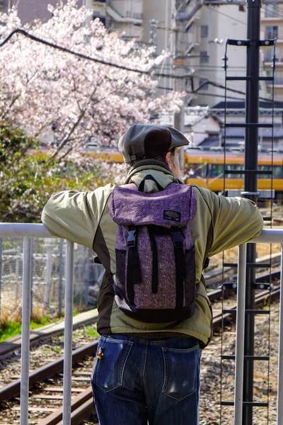 Een man die op het treinstation in Osaka, Japan staat — Stockfoto