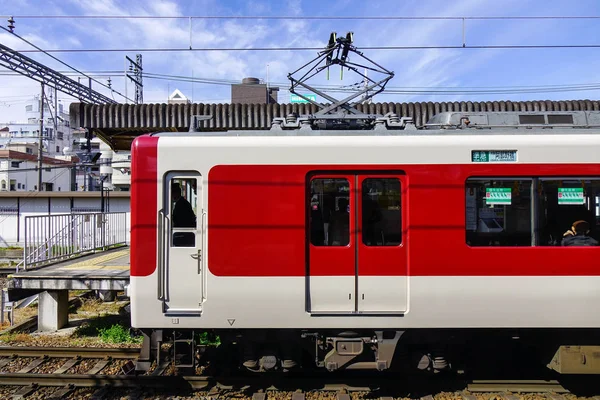 Um comboio local que chega à estação JR — Fotografia de Stock