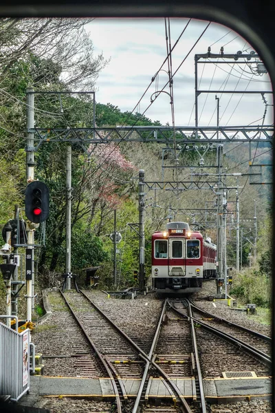 Ett lokalt tåg som kommer till JR-stationen — Stockfoto