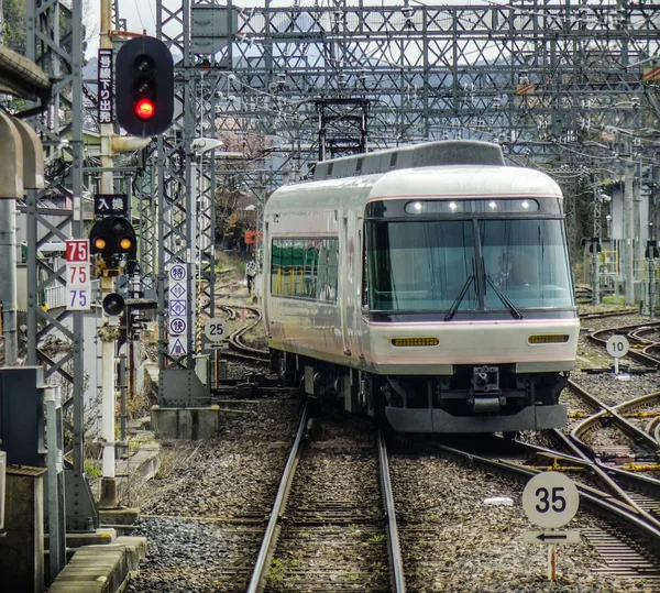 Ett lokalt tåg som kommer till JR-stationen — Stockfoto
