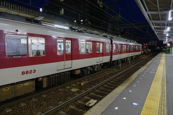 Zug hält am Bahnhof — Stockfoto