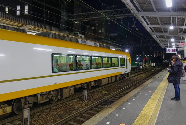 Paragem de comboio na estação ferroviária — Fotografia de Stock