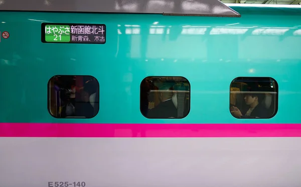 Shinkansen-Zug hält am Bahnhof — Stockfoto