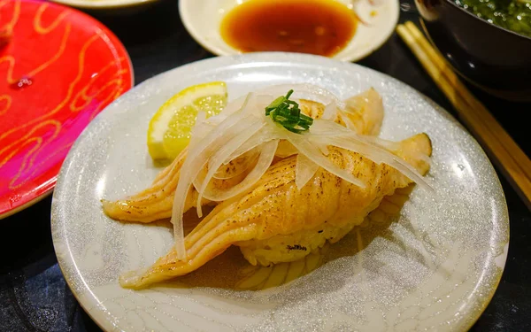 Суши с морепродуктами на ужин в японском ресторане — стоковое фото