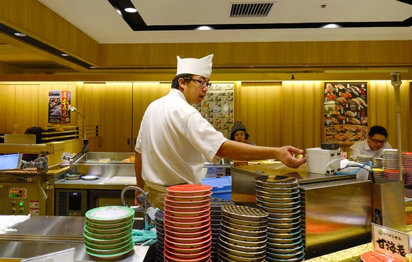 Un cocinero prepara sushi en el restaurante —  Fotos de Stock