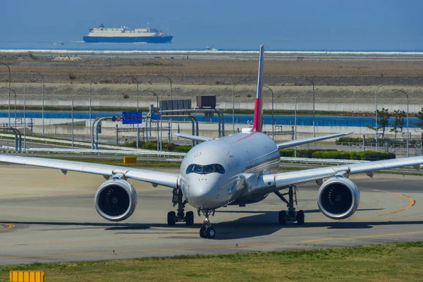 Aviões de passageiros que circulam na pista — Fotografia de Stock
