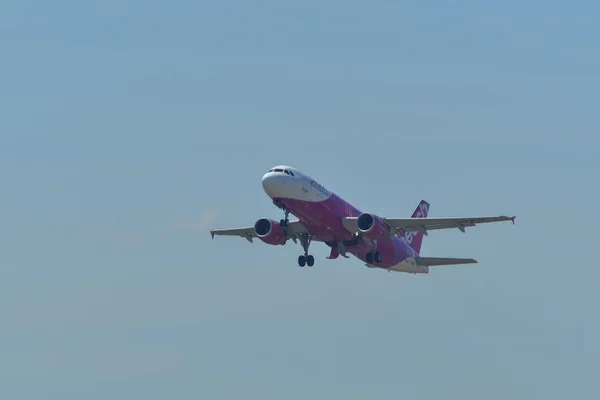 Vliegtuig opstijgen vanaf Kansai Airport — Stockfoto