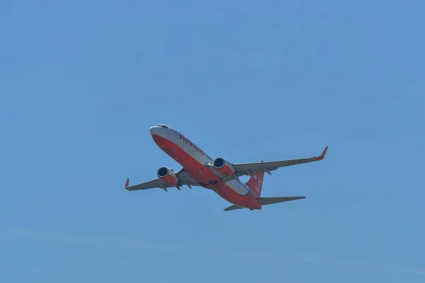 Flugzeug hebt vom Flughafen Kansai ab — Stockfoto