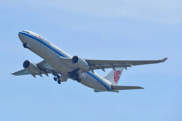 Flugzeug hebt vom Flughafen Kansai ab — Stockfoto