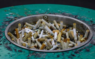 Ofiste kül tablasında sigara